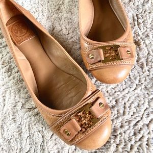 TORY BURCH Tan Flats W/ Gold Logo